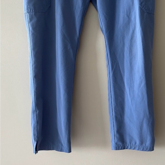 Figs 2 piece nurse scrubs set Blue V-Neck Top with pockets + jogger style Pants - Picture 4 of 17